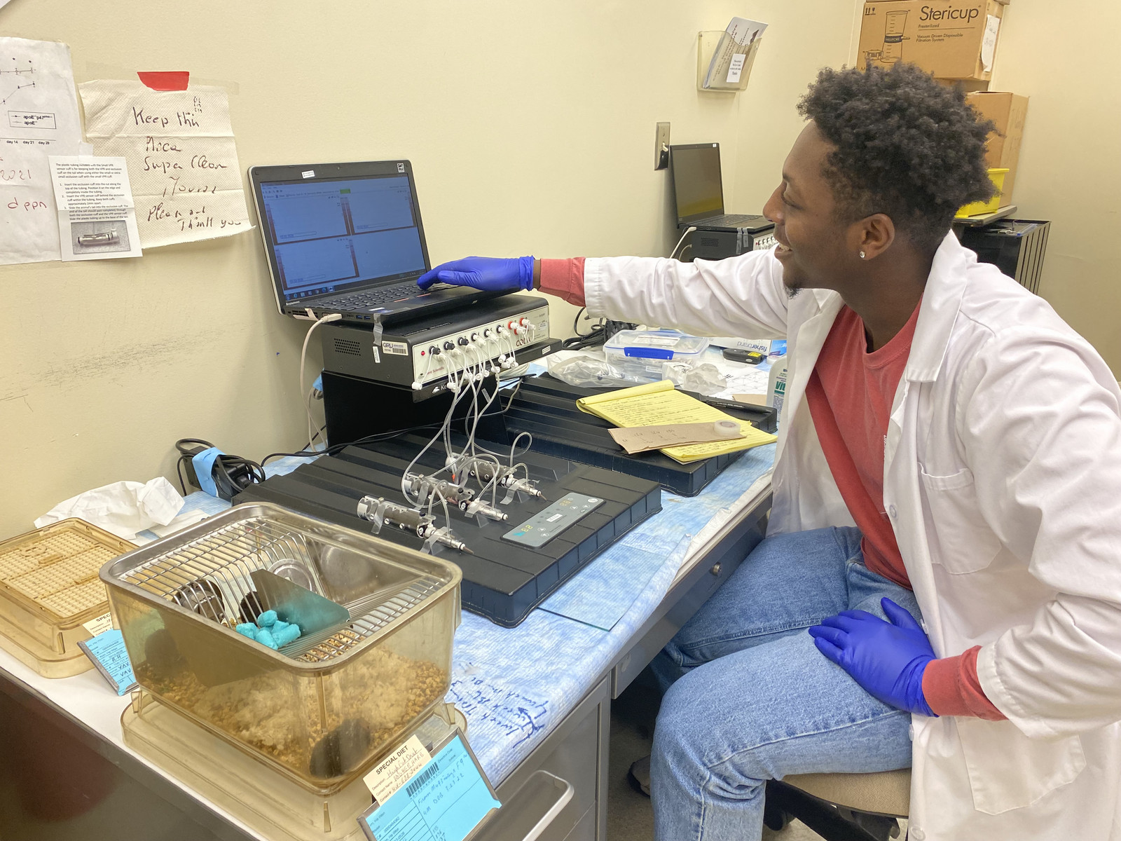 UGA student Brandon Reece spent summer semester 2022 in the Augusta University lab of GRA Eminent Scholar Neal Weintraub. Much of Reece`s work involves exploring the connection between a gene missing from hematopoietic cells and high incidence of cancer and cardiovascular disease in African Americans.